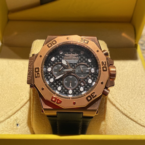 Invicta Akula quartz chronograph men’s dive watch model 23104